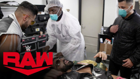 WWE RAW 2019 【RAW 11/18】二柱子身穿白大褂 假装给辛格医治 瞬间抢走24/7冠军