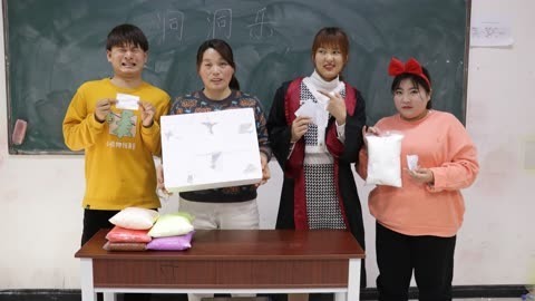 美女家务事 用粘土抽洞洞乐，小晴超级幸运抽中10000包粘土，冬冬也太惨了