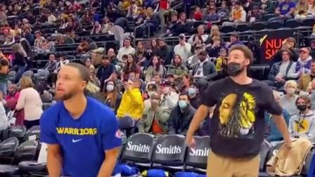 NBA热辣资讯 库里跟克莱互相传球练习三分！球迷：熟悉的水花兄弟即将合体！