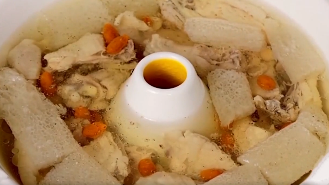 人气美食 云南传统名菜汽锅鸡 鸡汤泡饭撒蛋花