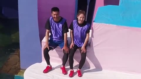 男生女生向前冲第15季 新人背球闯关屡次落水 团战默契配合拿高分