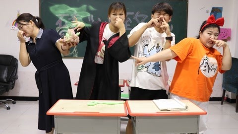 美女家务事 假如小晴要粘土才肯上课，老师用百年臭粘土治服她，太搞笑了