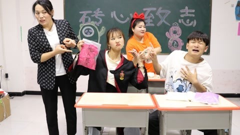美女家务事 从天而降一包粘土？竟导致小晴突然性情大变，全班学生都气坏了