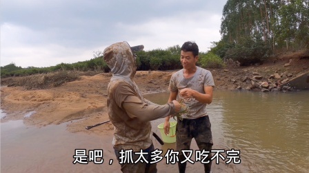 思乡渔夫赶海 渔夫带工具人赶海囤年货，收获意外的多，忍不住乐了
