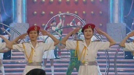 央视1999春晚 广州军区战士杂技团《滚环》，“人环合一”尽显军人风姿