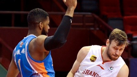 CBA 18/19赛季 山东VS四川第三节：莫泰篮下捡漏二次进攻压哨命中