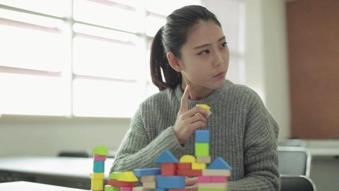 学校里的疯子 女神变女汉子砸死屌丝