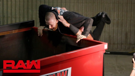 WWE RAW 2019 【RAW 05/06】人间怪兽把萨米辛扔进垃圾箱