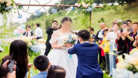 伴郎拿婚戒上台 对新娘单膝下跪