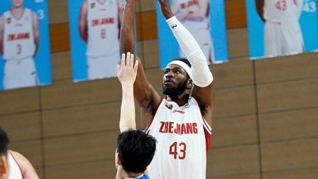 CBA 18/19赛季 浙江VS四川第二节：保罗抢断对手单手劈扣，保罗与左朕年三分互飙