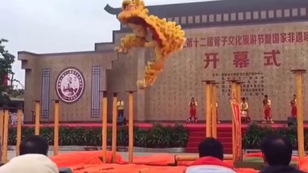 舞狮时柱子突然倒下 萌狮子歪头傻眼结局帅翻