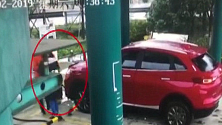妈妈油门当刹车撞倒儿子 爸爸顶包：男人嘛总要多承担点责任