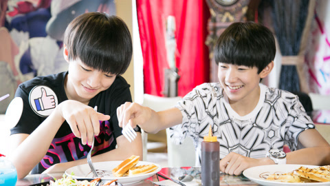 TFBOYS偶像手记 TFBOYS女仆餐厅初体验