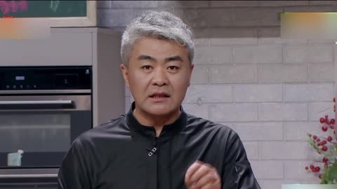 味鲜酱料制作有妙招 鱼丁炒热再焯水美味十足