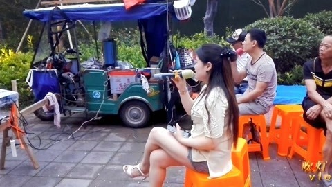 唱罢吹灯 村里曾经的麦霸出场飙歌，美女与帅哥谁最厉害