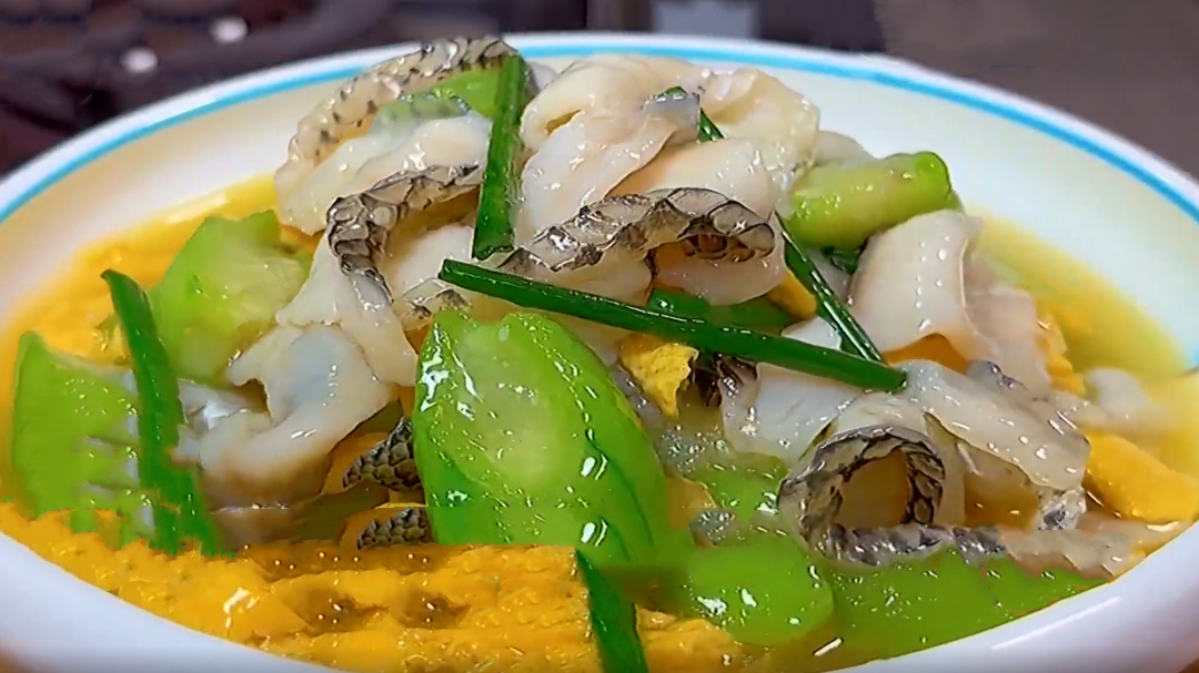 人气美食 清热解暑炒丝瓜 如何处理不发黑？
