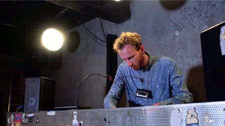 二更视频 酷 一个老外把重庆的防空洞搞成了音乐厅 520
