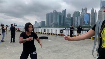WWE在中国 李霞一脚旋风腿轻松拿下瓶盖挑战，最后的甩头发太帅啦