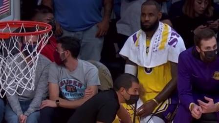 NBA热辣资讯 詹姆斯受伤场边拉伸脚踝！球迷：希望湖人不要再出现伤病了！