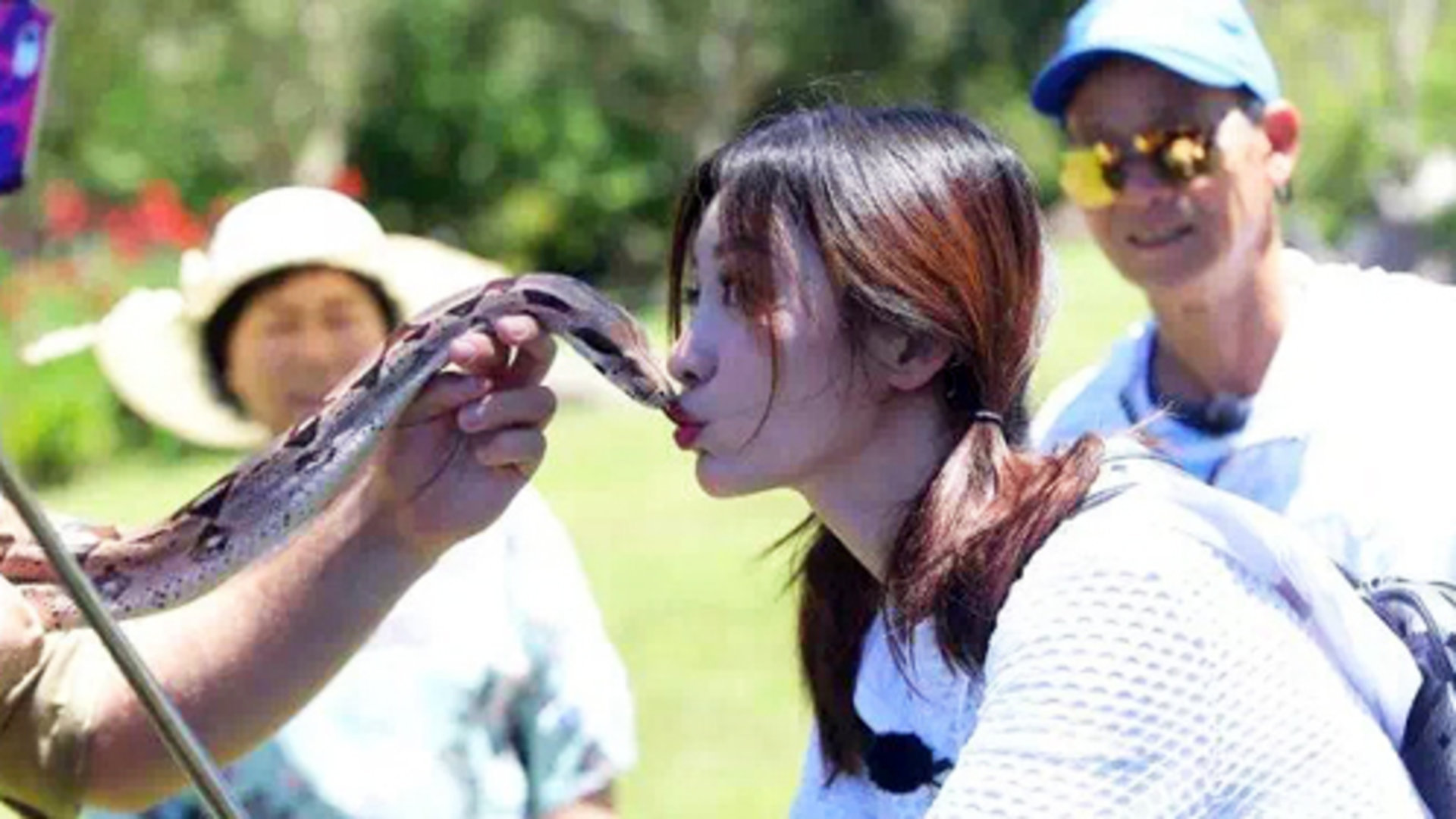 第8期：柳岩索蛇吻上演人蛇情未了