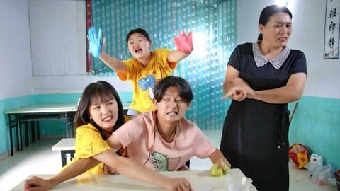 美女家务事 俩学生为了画三八线