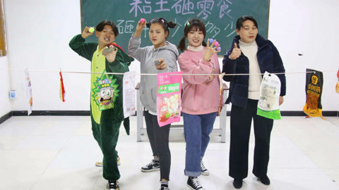 美女家务事 挑战玩粘土炮弹砸零食游戏，砸中多少送多少，没想小美一箭三雕！