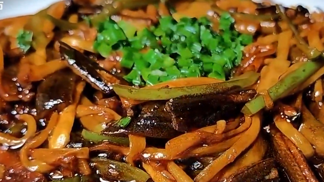 人气美食 炒鳝丝不腥有妙招 提前汆水猪油提香