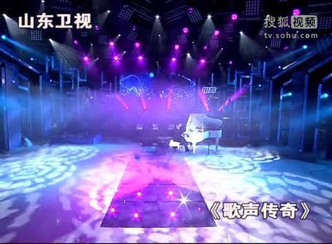 《歌声传奇》山东卫视 山东卫视：曹轩宾钢琴弹唱深情演绎新版《吻别》