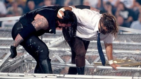 wwe美国职业摔角 盘点7位从铁笼摔下的WWE巨星 米克弗雷四次坠落
