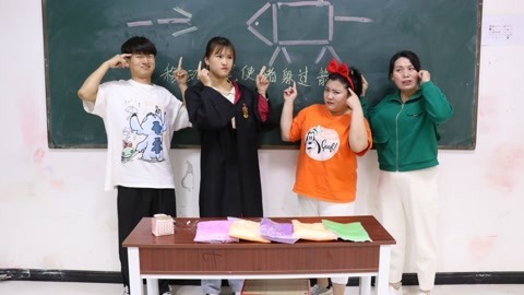 美女家务事 移动两笔使猪躲过箭头，老师苦思不得其解，没想小晴轻松解出