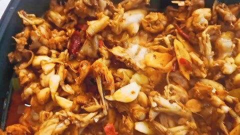 梁小轩和轩妈试吃各种美食 超级好吃的牛蛙火锅