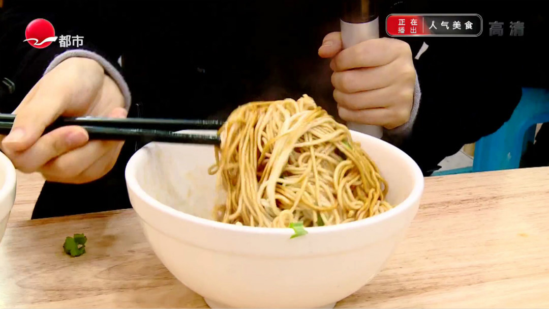 人气美食 眉州路羊肉小馆 葱油拌面标配羊肉汤