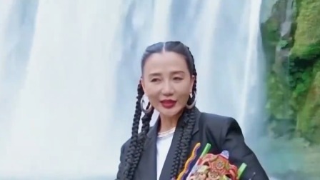 阿朵于毅雨中上演《高台骁歌》