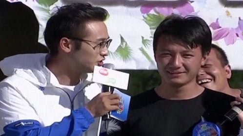 男生女生向前冲 第九季 男子穿的很红火！但却未能带来好运！