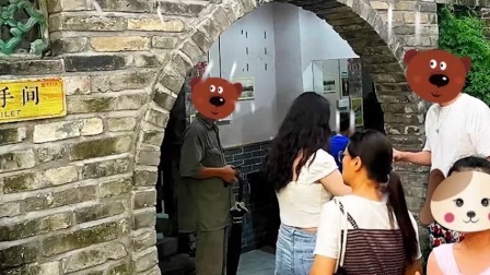 吓人！女子景区上厕所屋顶掉下一条蛇