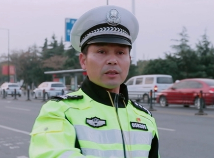 今天你也辛苦了 作文里的交警爸爸