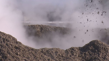 新西兰一居民家的花园突现间歇泉