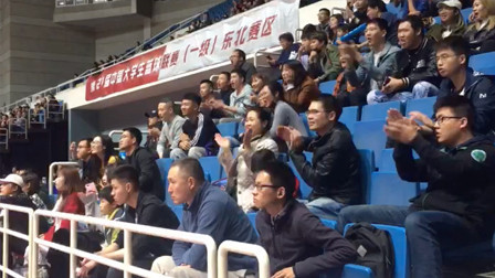 清华啦啦队疯狂呐喊，为球员加油助威