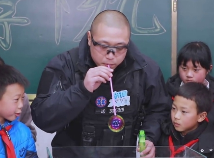 新闻大求真 泡泡真的能悬浮在空气中吗？