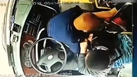 又现男子争夺公车方向盘 只因错过站点