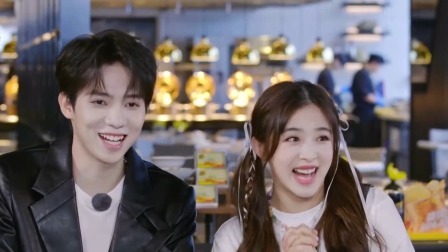 罗一舟品尝成都潮流美食，张含韵涮肉吃火锅超快乐