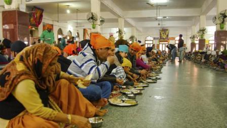 半岛奇闻 世界上最大的免费食堂, 每天10万人白吃白喝, 消耗10多吨食材!