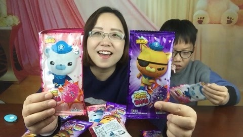 梁小轩和轩妈试吃各种美食 爆炸棉花糖真的会爆炸吗