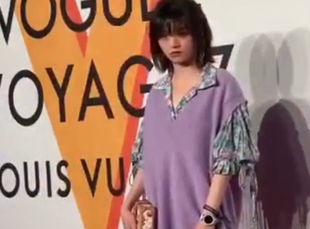 娱乐新鲜爆 春夏出席某品牌活动造型引热议