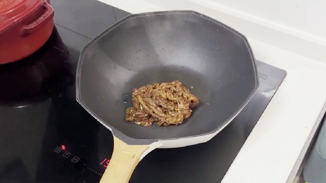 人气美食 重口味干煸肉丝 花椒油成点晴之笔