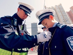 传奇故事2019 跨越二十七年的警察父子“接力赛”