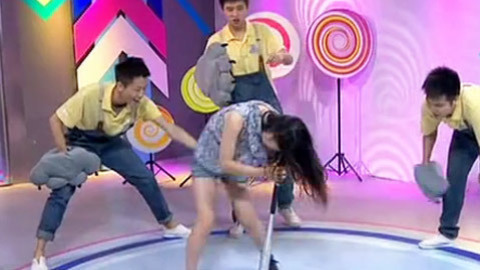 美女转棒球棒吸引小黄人