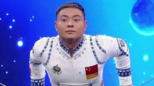 群英会 杂技高手演绎飞檐走壁绝技