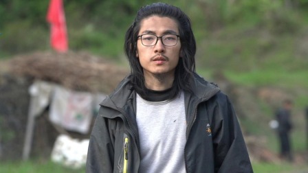 极限生存&middot;遗弃的村落 大哥被五毒之首蜈蚣咬伤疼哭 今天烧烤蜈蚣以牙还牙报仇雪恨