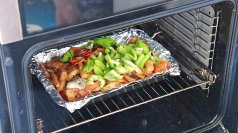 梁小轩和轩妈试吃各种美食 轩妈自制“烤鱼”